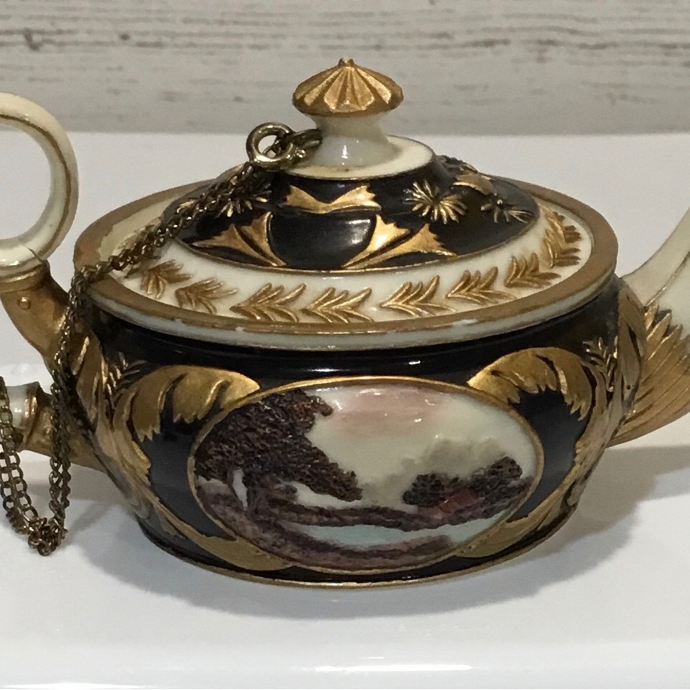 VINTAGE TEAPOT BY NINI WITH CHAIN AND LID - VERY BEAUTIFULLY MADE